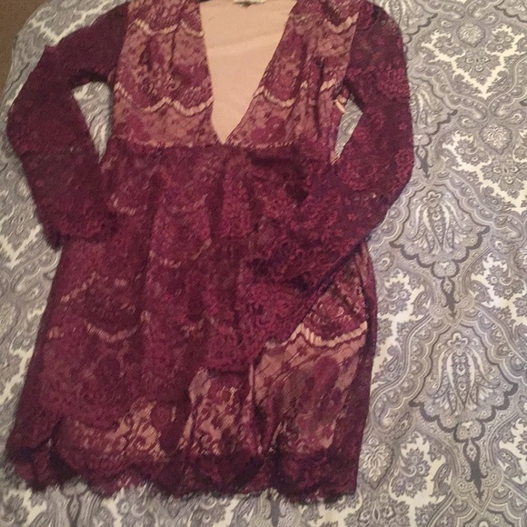 Lace low V dress - Picture 2 of 2